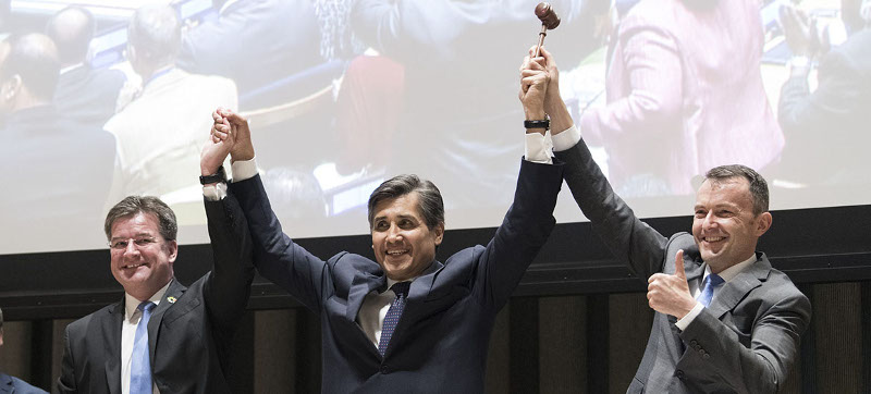 Miroslav Lajčák, President of the 72nd Session of the United Nations General Assembly (l), stands with ambassadors Juan José Gómez Camacho of Mexico (c) and Jürg Lauber of Switzerland (r), co-facilitators of negotiations on the global compact for safe, orderly and regular migration, at UN Headquarters in New York, 13 July 2018.