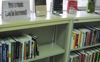 En plus des Revues Nouvelles et des Périodiques récentes, le personnel rassemble de nouveaux arrivages pour la bibliothèque En plus des Revues Nouvelles et des Périodiques récentes, le personnel rassemble de nouveaux arrivages pour la bibliothèque
