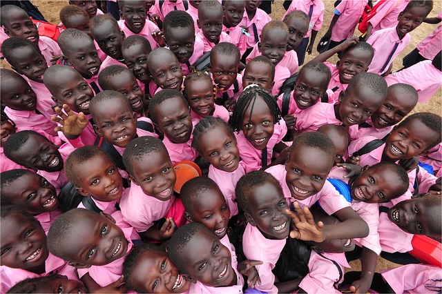 Des enfants heureux pour un Afrique développementiste sans conflit 